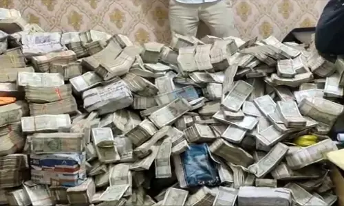 ED Raid: झारखंड की राजधानी रांची में कई स्थानों पर ईडी की छापेमारी, भारी मात्रा में कैश बरामद ED Raid: झारखंड की राजधानी रांची में कई स्थानों पर ईडी की छापेमारी, भारी मात्रा में कैश बरामद