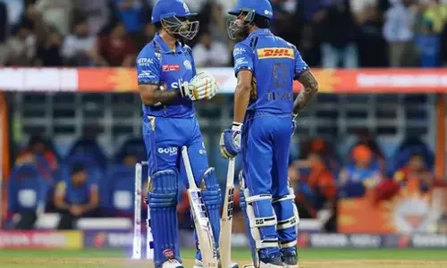 MI vs SRH : सूर्यकुमार यादव ने जड़ी तूफानी शतक, वानखेड़े में मुंबई ने हैदराबाद को 7 विकेट से हराया MI vs SRH : सूर्यकुमार यादव ने जड़ी तूफानी शतक, वानखेड़े में मुंबई ने हैदराबाद को 7 विकेट से हराया