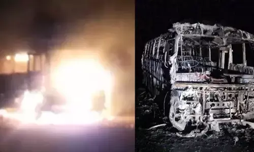 Betul Fire- मतदान कर्मचारियों से भरी बस में भीषण आग, कई EVM मशीनें जलीं Betul Fire- मतदान कर्मचारियों से भरी बस में भीषण आग, कई EVM मशीनें जलीं