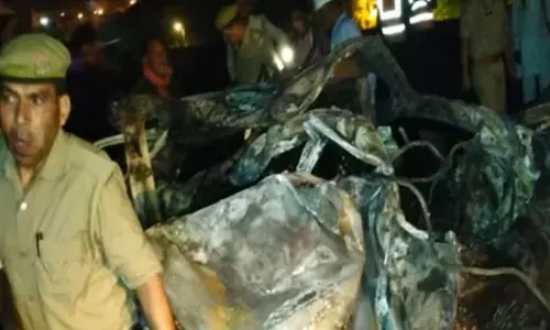 Jhansi News: झांसी में दर्दनाक हादसा, बारात लेकर जा रहे दूल्हे समेत चार लोगों की जिंदा जलकर मौत, घर में छाया मातम Jhansi News: झांसी में दर्दनाक हादसा, बारात लेकर जा रहे दूल्हे समेत चार लोगों की जिंदा जलकर मौत, घर में छाया मातम