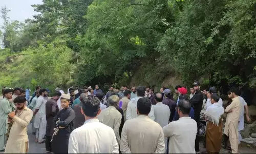 Pok Protest: PoK में हिंसक हुआ लोगों का प्रदर्शन, एक पुलिसकर्मी की मौत, जानें क्या है पूरा मामला? Pok Protest: PoK में हिंसक हुआ लोगों का प्रदर्शन, एक पुलिसकर्मी की मौत, जानें क्या है पूरा मामला?