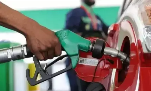 Petrol Diesel Prices: देश के कई शहरों में गिरे पेट्रोल-डीजल के दाम, जानें कहां क्या है ईंधन की कीमत