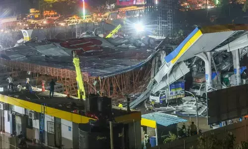 Mumbai hoarding collapse: मुंबई में आंधी-तूफान और बारिश से हर ओर तबाही, घाटकोपर में होर्डिंग गिरने से अब तक 14 की मौत, 74 अस्पताल में Mumbai hoarding collapse: मुंबई में आंधी-तूफान और बारिश से हर ओर तबाही, घाटकोपर में होर्डिंग गिरने से अब तक 14 की मौत, 74 अस्पताल में