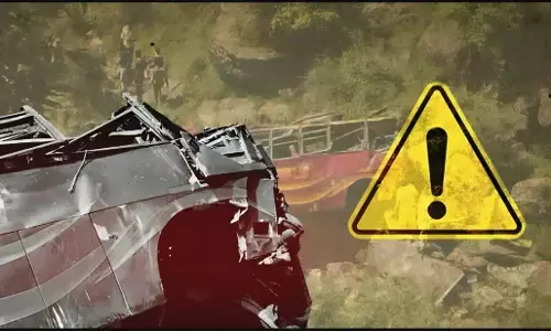 Road Accident: आंध्र प्रदेश में दिल दहला देने वाला हादसा, बस-ट्रक की टक्कर में जिंदा जले 6 लोग Road Accident: आंध्र प्रदेश में दिल दहला देने वाला हादसा, बस-ट्रक की टक्कर में जिंदा जले 6 लोग