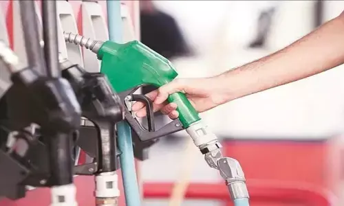 Petrol Diesel Prices: लोकसभा चुनाव के बीच फिर गिरे पेट्रोल-डीजल के दाम, जानें क्या हैं नई कीमतें Petrol Diesel Prices: लोकसभा चुनाव के बीच फिर गिरे पेट्रोल-डीजल के दाम, जानें क्या हैं नई कीमतें