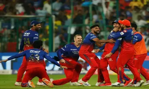 RCB vs CSK : चेन्नई को हराकर प्लेऑफ में पहुंची बेंगलुरु, 27 रन से जीता आखिरी लीग मैच RCB vs CSK : चेन्नई को हराकर प्लेऑफ में पहुंची बेंगलुरु, 27 रन से जीता आखिरी लीग मैच