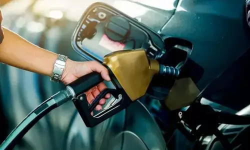 Petrol Diesel Prices: यूपी समेत इन राज्यों में घटे पेट्रोल-डीजल के दाम, जानें आपके शहर में क्या हैं रेट Petrol Diesel Prices: यूपी समेत इन राज्यों में घटे पेट्रोल-डीजल के दाम, जानें आपके शहर में क्या हैं रेट