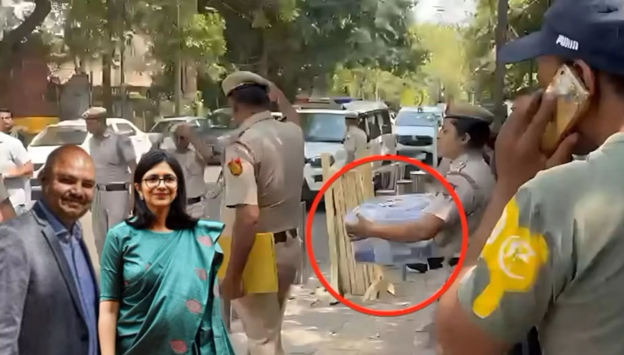 Swati Maliwal Assault Case: CM Kejriwal के घर से Delhi Police ने CCTV और DVR किया जब्त Swati Maliwal Assault Case: CM Kejriwal के घर से Delhi Police ने CCTV और DVR किया जब्त
