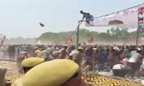 Azamgarh Stampede: आजमगढ़ अखिलेश की जनसभा में मची भगदड़, जमकर चली कुर्सियां, कई लोग घायल