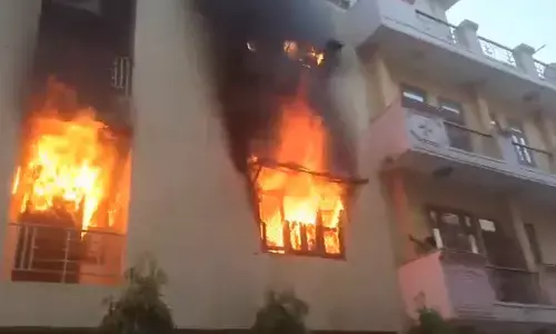 गाजियाबाद से बड़ी खबर : वसुंधरा में AC ब्लास्ट, बिल्डिंग में लगी भीषण आग, सामने आया Video गाजियाबाद से बड़ी खबर : वसुंधरा में AC ब्लास्ट, बिल्डिंग में लगी भीषण आग, सामने आया Video