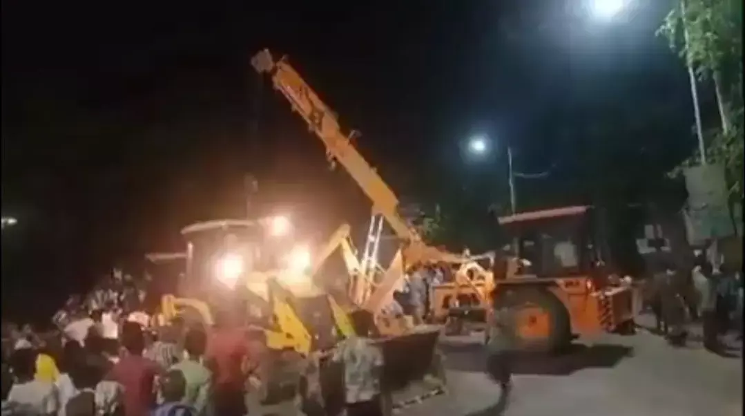 हरदोई में बड़ा हादसा: झोपड़ी पर पलटा बालू से लदा ट्रक, 5 बच्चों समेत 8 की मौत, सिर्फ एक बच्ची बची हरदोई में बड़ा हादसा: झोपड़ी पर पलटा बालू से लदा ट्रक, 5 बच्चों समेत 8 की मौत, सिर्फ एक बच्ची बची