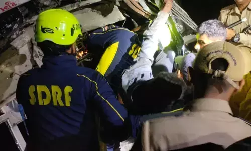 उत्तराखंड में बड़ा हादसा: गंगोत्री हाईवे पर खाई में गिरी बस, 27 यात्री थे सवार… 3 की मौत! रेस्क्यू ऑपरेशन जारी उत्तराखंड में बड़ा हादसा: गंगोत्री हाईवे पर खाई में गिरी बस, 27 यात्री थे सवार… 3 की मौत! रेस्क्यू ऑपरेशन जारी