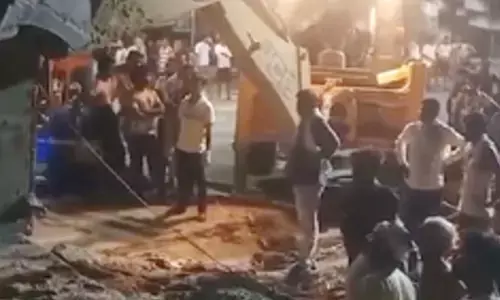 Hardoi Accident: बालू से भरा ट्रक झोपड़ी पर गिरा , 8 लोगों की मौत Hardoi Accident: बालू से भरा ट्रक झोपड़ी पर गिरा , 8 लोगों की मौत