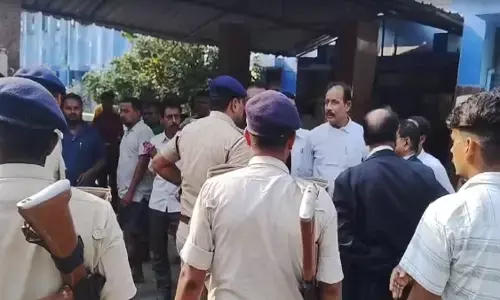 बिहार : छपरा में वकील और उसके बेटे की गोलियों से भूनकर हत्या, दो आरोपी गिरफ्तार, वकीलों में आक्रोश! बिहार : छपरा में वकील और उसके बेटे की गोलियों से भूनकर हत्या, दो आरोपी गिरफ्तार, वकीलों में आक्रोश!