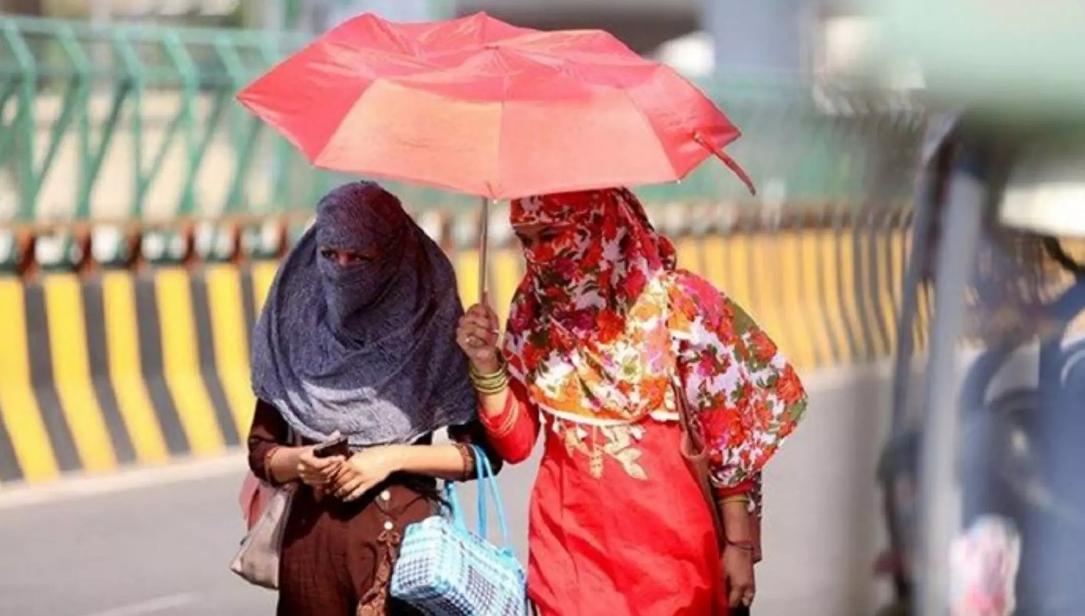 Weather Update: उत्तर भारत को अभी नहीं मिलेगी गर्मी से राहत, मौसम विभाग ने जारी किया अलर्ट Weather Update: उत्तर भारत को अभी नहीं मिलेगी गर्मी से राहत, मौसम विभाग ने जारी किया अलर्ट