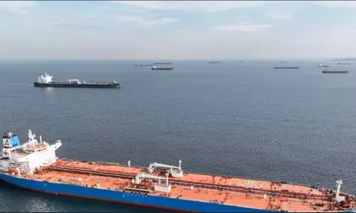 Singapore News: ईंधन आपूर्ति पोत और नौका की टक्कर के बाद समुद्र में फैले तेल को साफ करने में जुटा सिंगापुर Singapore News: ईंधन आपूर्ति पोत और नौका की टक्कर के बाद समुद्र में फैले तेल को साफ करने में जुटा सिंगापुर