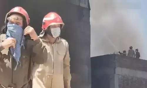 Delhi Fire News: दिल्ली के मुंडका इलाके में फैक्ट्री में लगी भीषण आग, फायर ब्रिगेड की 35 गाड़ियां मौके पर मौजूद