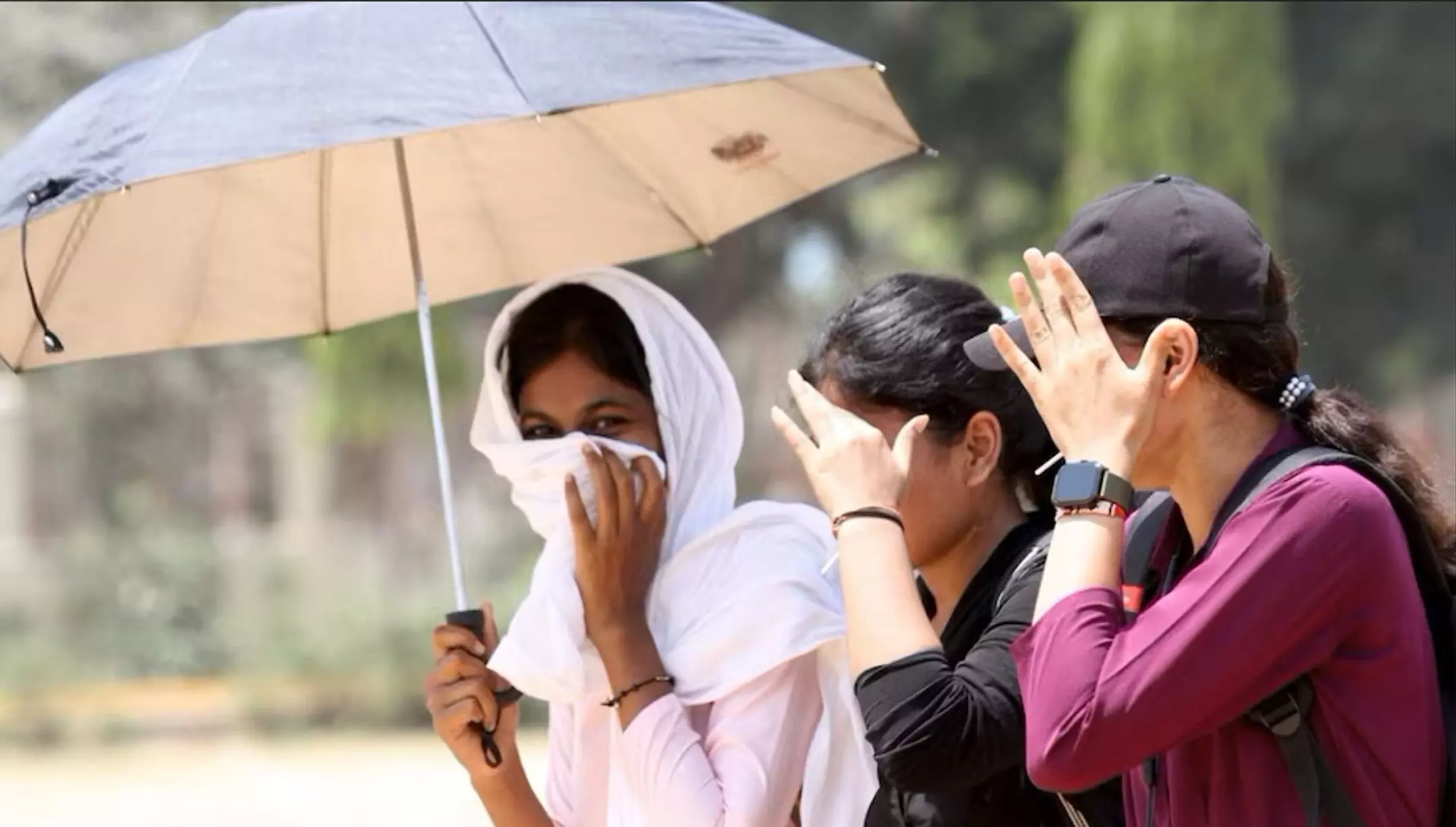 Weather Update: पूरे उत्तर भारत में प्रचंड गर्मी, यूपी के कई जिलों में बदलेगा मौसम, जानें IMD का ताजा अपडेट Weather Update: पूरे उत्तर भारत में प्रचंड गर्मी, यूपी के कई जिलों में बदलेगा मौसम, जानें IMD का ताजा अपडेट