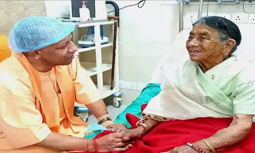 Uttarakhand AIIMS: मां का हाल जानने ऋषिकेश एम्स पहुंचे सीएम योगी, दो साल बाद हुई मुलाकात