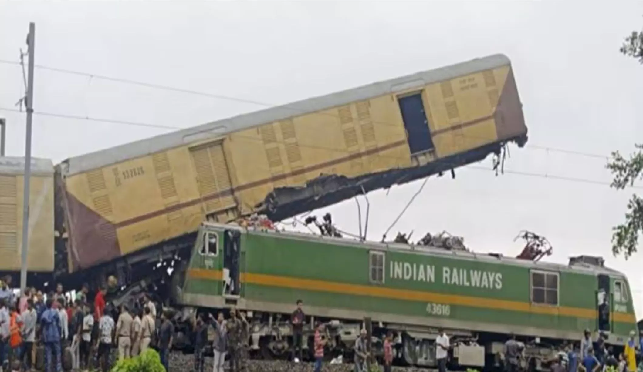 West Bengal Train Accident : कंचनजंगा एक्सप्रेस हादसे के चलते आज भी रद्द रहेंगी ये ट्रेनें, कई का बदला रूट, देखें लिस्ट West Bengal Train Accident : कंचनजंगा एक्सप्रेस हादसे के चलते आज भी रद्द रहेंगी ये ट्रेनें, कई का बदला रूट, देखें लिस्ट
