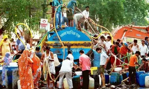 दिल्ली में पानी को लेकर भारी किल्लत? NDMC की एडवाइजरी, अब VIP इलाकों में भी एक ही टाइम मिलेगा पानी, टैंकर देखते ही टूट पड़ रहे लोग!