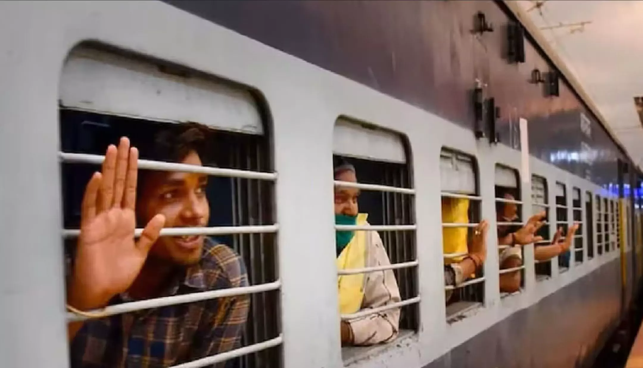 Indian Railways: अब बिना टिकट के भी कर सकते हैं ट्रेन से सफर, लेकिन पहले जान लें इन खास नियमों के बारे में Indian Railways: अब बिना टिकट के भी कर सकते हैं ट्रेन से सफर, लेकिन पहले जान लें इन खास नियमों के बारे में