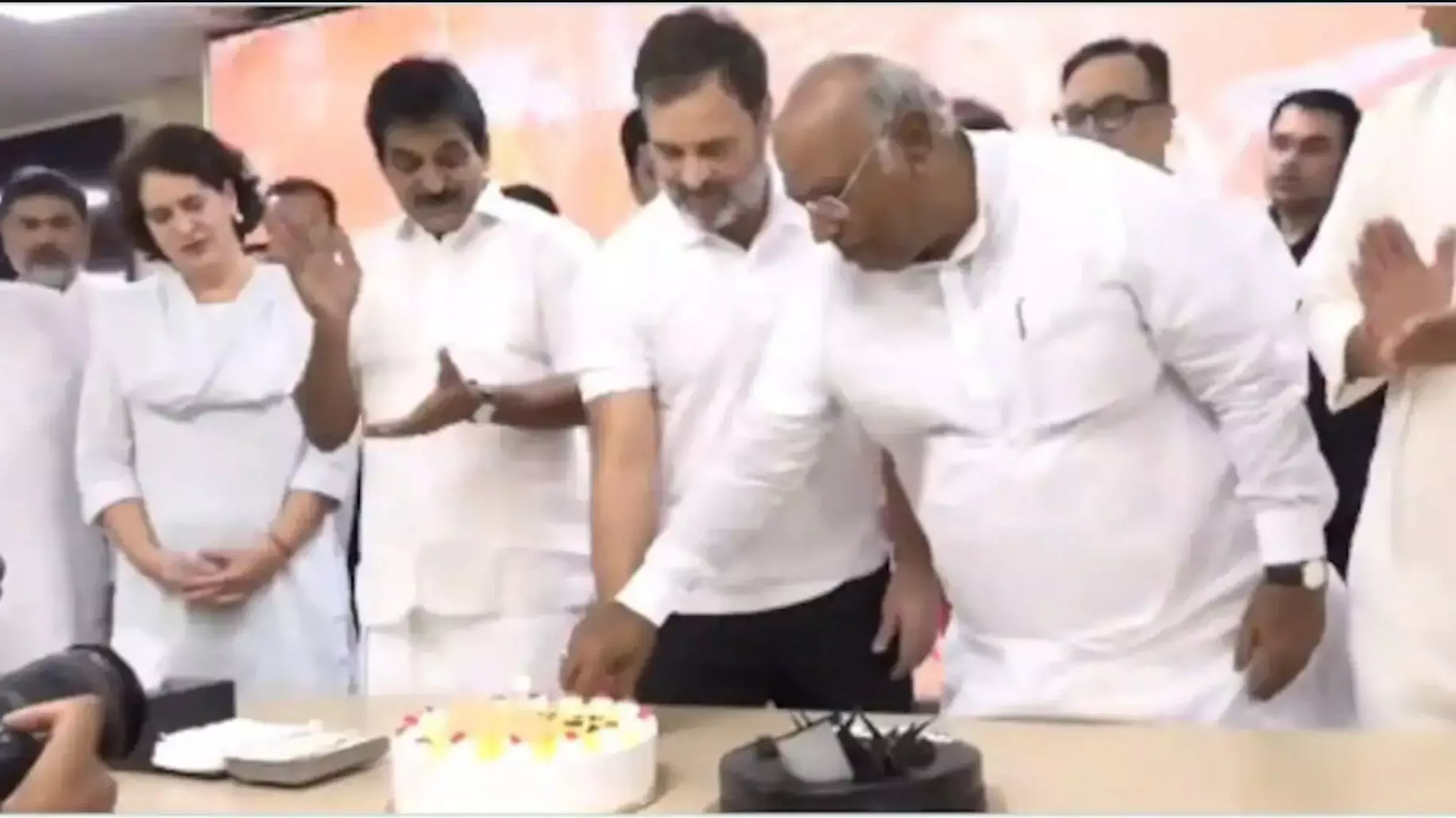 Rahul Gandhi Birthday: राहुल गांधी ने जन्मदिन पर काटा केक, खरगे, प्रियंका समेत कई दिग्गज नेताओं ने दी बधाई Rahul Gandhi Birthday: राहुल गांधी ने जन्मदिन पर काटा केक, खरगे, प्रियंका समेत कई दिग्गज नेताओं ने दी बधाई