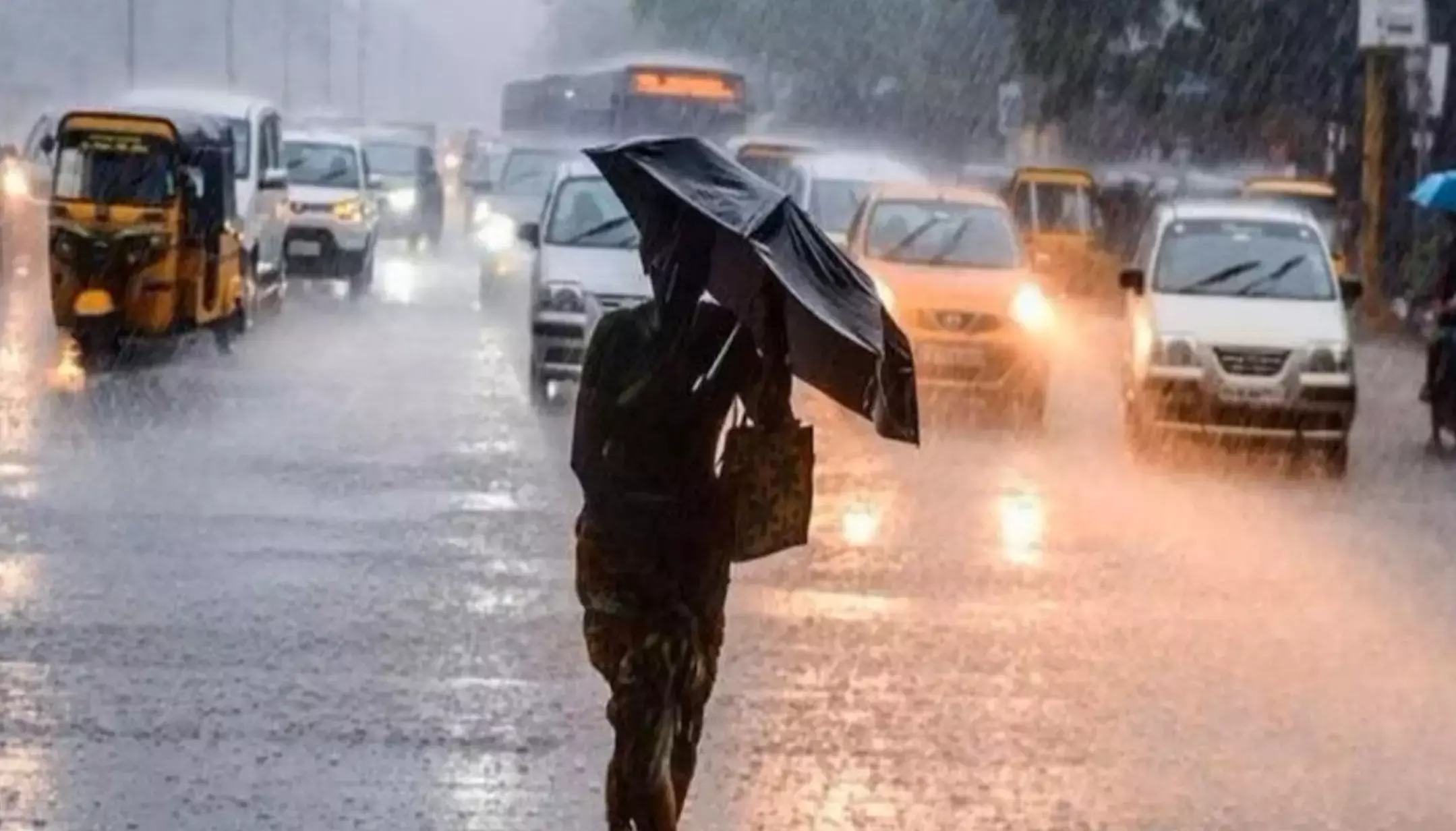 Weather Update: दिल्ली-NCR में बदला मौसम का मिजाज, छिटपुट बारिश ने दिलाई गर्मी से राहत