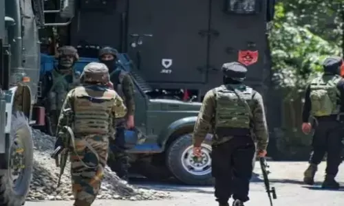 Kashmir Encounter: पाकिस्तान के 2 आतंकियों को सुरक्षाबलों ने किया ढेर, बड़े पैमाने पर हथियार भी बरामद Kashmir Encounter: पाकिस्तान के 2 आतंकियों को सुरक्षाबलों ने किया ढेर, बड़े पैमाने पर हथियार भी बरामद