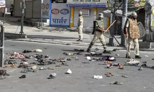 जोधपुर में सांप्रदायिक तनाव, ईंट-पत्थर से हमला, कई दुकानें फूंकी, भारी पुलिसबल की तैनाती जोधपुर में सांप्रदायिक तनाव, ईंट-पत्थर से हमला, कई दुकानें फूंकी, भारी पुलिसबल की तैनाती