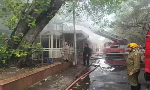 Delhi Fire News: सफदरजंग अस्पताल में लगी भीषण आग। Hospital के First Floor में लगी आग, मौके पर फायर ब्रिगेड की गाड़ियां Delhi Fire News: सफदरजंग अस्पताल में लगी भीषण आग। Hospital के First Floor में लगी आग, मौके पर फायर ब्रिगेड की गाड़ियां