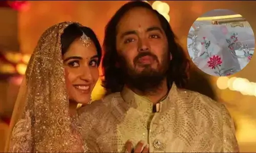 Anant-Radhika Wedding: अनंत-राधिका की शादी के इनविटेशन कार्ड में होंगे देवी-देवताओं के दर्शन, अंदर है चांदी का मंदिर Anant-Radhika Wedding: अनंत-राधिका की शादी के इनविटेशन कार्ड में होंगे देवी-देवताओं के दर्शन, अंदर है चांदी का मंदिर