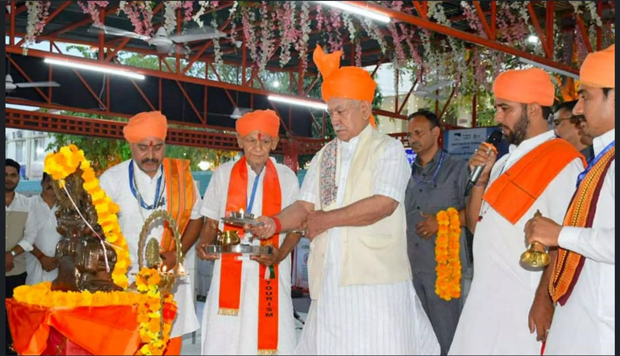 Amarnath Yatra 2024: अमरनाथ यात्रियों का पहला जत्था आज जम्मू से रवाना, राज्यपाल मनोज सिन्हा ने दिखाई हरी झंडी Amarnath Yatra 2024: अमरनाथ यात्रियों का पहला जत्था आज जम्मू से रवाना, राज्यपाल मनोज सिन्हा ने दिखाई हरी झंडी