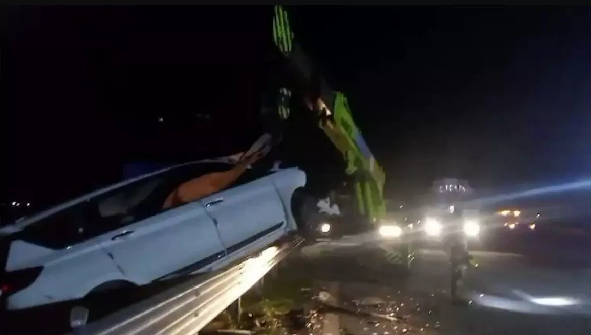 Mumbai Nagpur Expressway Accident: उल्टी तरफ से आ रही कार ने गाड़ी को मारी टक्कर, मुंबई-नागपुर एक्सप्रेस वे पर भीषण एक्सीडेंट में 6 लोगों की दर्दनाक मौत Mumbai Nagpur Expressway Accident: उल्टी तरफ से आ रही कार ने गाड़ी को मारी टक्कर, मुंबई-नागपुर एक्सप्रेस वे पर भीषण एक्सीडेंट में 6 लोगों की दर्दनाक मौत