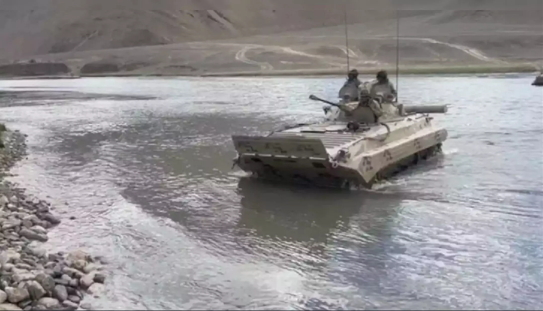 Indian Army Accident : लद्दाख में सैन्य अभ्यास के दौरान बड़ा हादसा! उफनती नदी में बह गया टैंक, सेना के 7 जवान शहीद Indian Army Accident : लद्दाख में सैन्य अभ्यास के दौरान बड़ा हादसा! उफनती नदी में बह गया टैंक, सेना के 7 जवान शहीद
