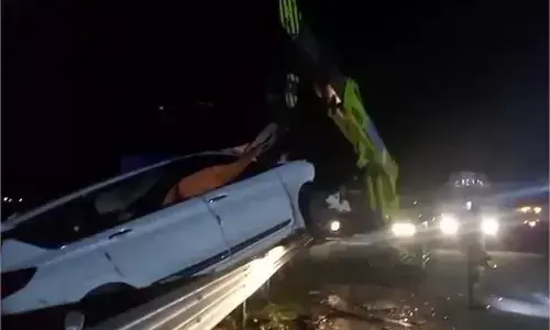 महाराष्ट्र में बड़ा हादसा, जालना में दो कारें आपस में टकराईं, 7 लोगों की मौत महाराष्ट्र में बड़ा हादसा, जालना में दो कारें आपस में टकराईं, 7 लोगों की मौत