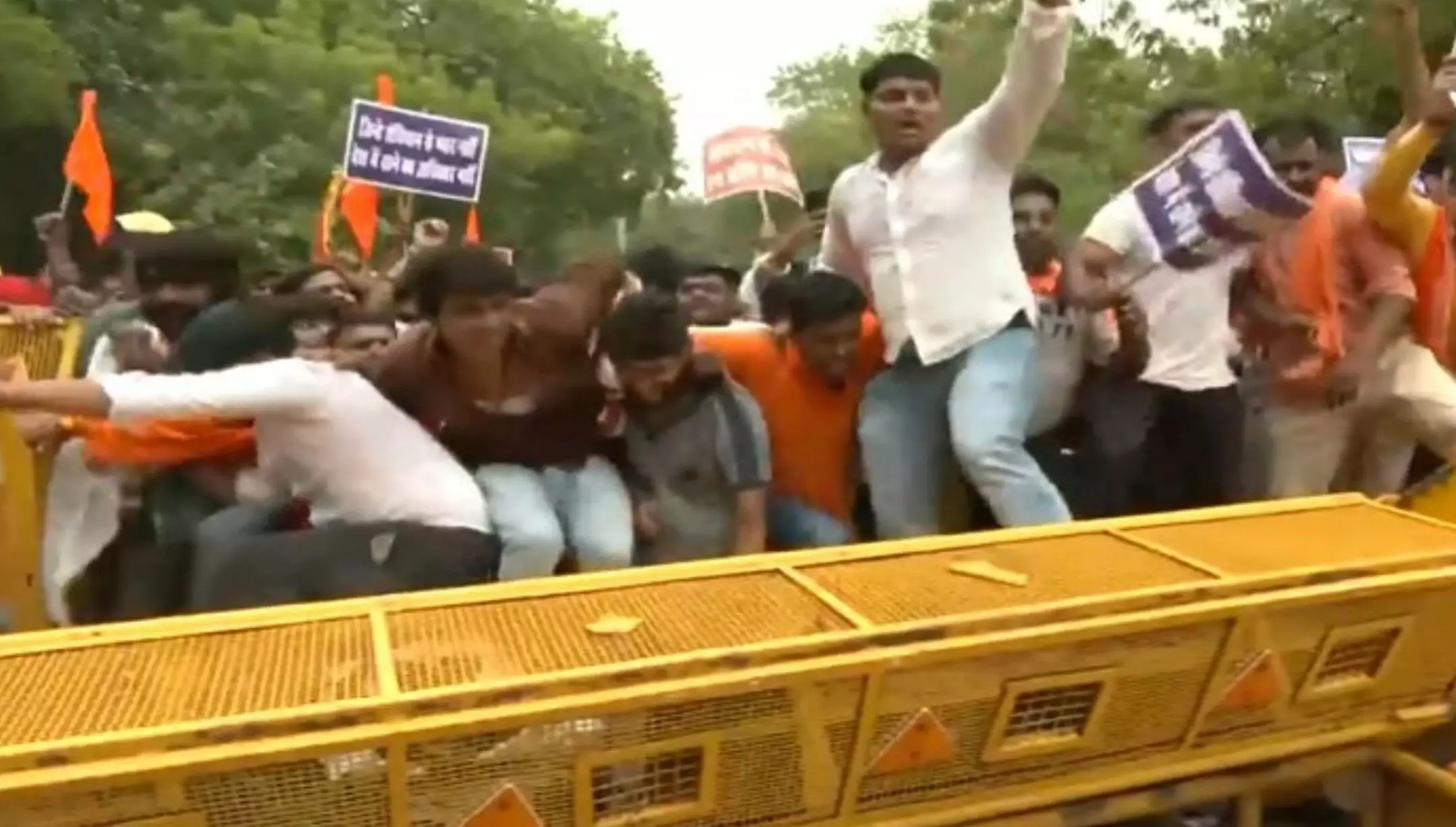 VHP-Bajrang Dal Protest: जय फिलिस्तीन नारे पर घिरे असदुद्दीन ओवैसी, वीएचपी और बजरंग दल ने किया प्रदर्शन