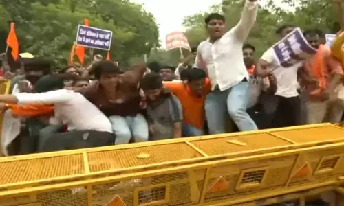 VHP-Bajrang Dal Protest: जय फिलिस्तीन नारे पर घिरे असदुद्दीन ओवैसी, वीएचपी और बजरंग दल ने किया प्रदर्शन