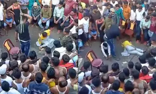 West Bengal News: पश्चिम बंगाल में महिला से बर्बरता, जमीन पर लिटाकर बेरहमी से पिटाई, BJP नेता ने शेयर किया ये Video West Bengal News: पश्चिम बंगाल में महिला से बर्बरता, जमीन पर लिटाकर बेरहमी से पिटाई, BJP नेता ने शेयर किया ये Video