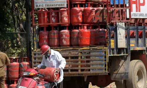 बड़ी राहत! आज से सस्ता हुआ LPG Cylinder, अब इतने रुपये हुई कीमत