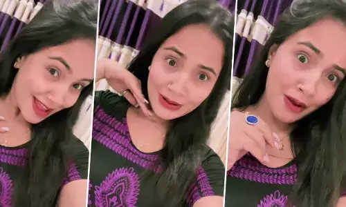 Trisha Kar Madhu Viral Video: भोजपुरी एक्ट्रेस तृषा कर मधु का वीडियो हुआ वायरल, ‘बनके तोहार गला के तबिजवा’ गाने पर दिए कमाल के एक्सप्रेशन्स Trisha Kar Madhu Viral Video: भोजपुरी एक्ट्रेस तृषा कर मधु का वीडियो हुआ वायरल, ‘बनके तोहार गला के तबिजवा’ गाने पर दिए कमाल के एक्सप्रेशन्स