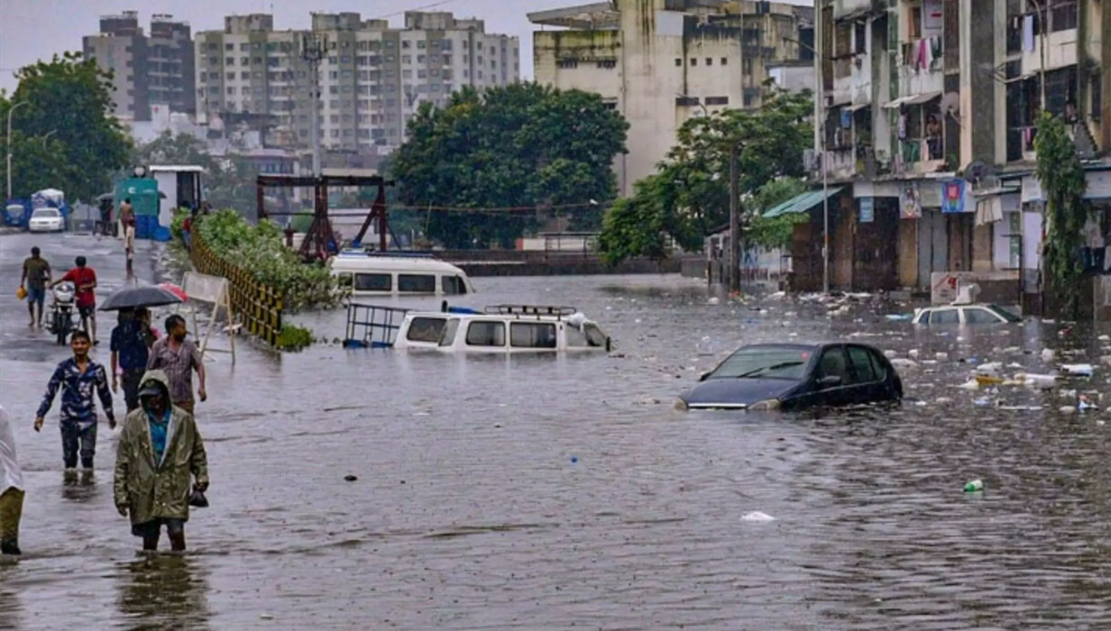 Heavy Rain Alert: देश के 16 राज्यों में भारी बारिश का अलर्ट, पूर्वोत्तर में बाढ़ से हाहाकार Heavy Rain Alert: देश के 16 राज्यों में भारी बारिश का अलर्ट, पूर्वोत्तर में बाढ़ से हाहाकार