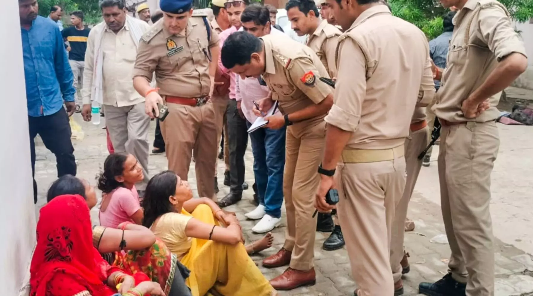 Hathras Stampede SIT Report : हाथरस हादसे की वजह लापरवाही और बदइंतजामी, रिपोर्ट में खुलासा Hathras Stampede SIT Report : हाथरस हादसे की वजह लापरवाही और बदइंतजामी, रिपोर्ट में खुलासा