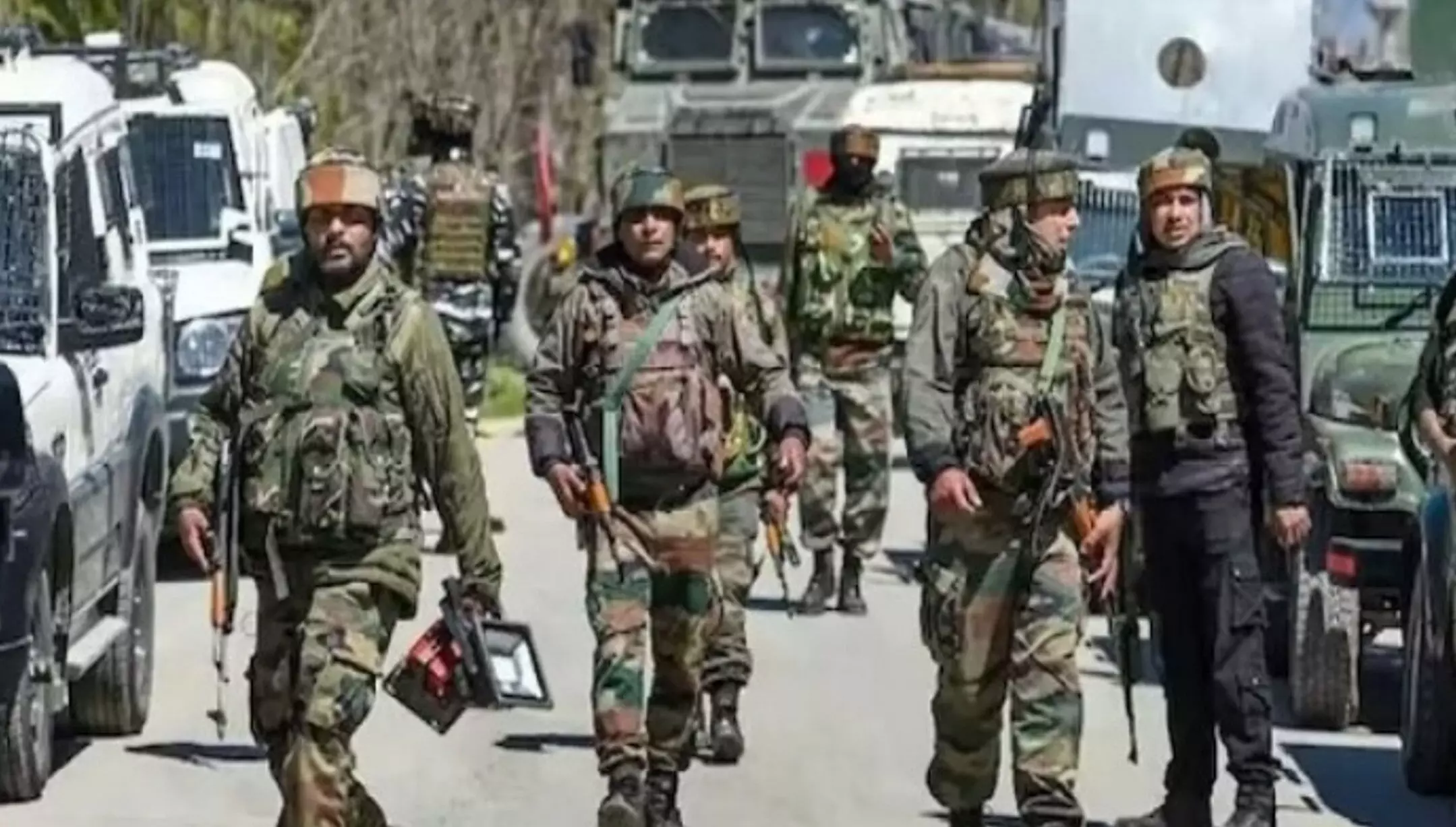 Jammu Kashmir News: कुलगाम में सुरक्षाबलों और आतंकियों के बीच मुठभेड़, सेना का एक जवान शहीद
