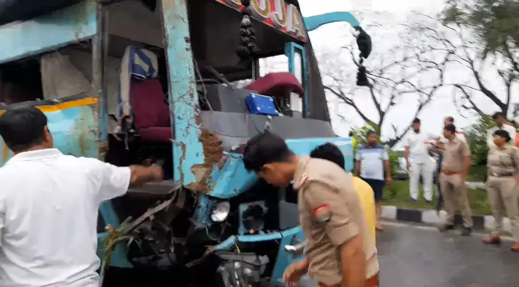मुजफरनगर में नगर में डबल देकर बस पलटी, दो की मौत एक दर्जन घायल मुजफरनगर में नगर में डबल देकर बस पलटी, दो की मौत एक दर्जन घायल