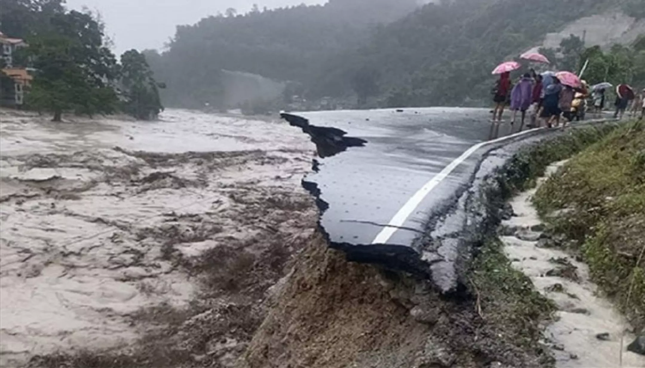 Weather Update: तबाही लेकर आया मानसून, उत्तराखंड में भारी बारिश से लैंडस्लाइड, महाराष्ट्र में रेलवे ट्रैक पर भरा पानी Weather Update: तबाही लेकर आया मानसून, उत्तराखंड में भारी बारिश से लैंडस्लाइड, महाराष्ट्र में रेलवे ट्रैक पर भरा पानी