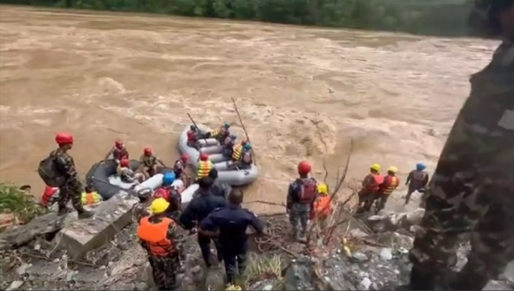 Nepal Landslide: नेपाल में भूस्खलन, नदी में बही दो बसें, 7 भारतीयों की मौत