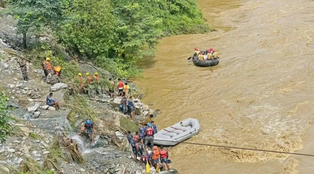 Nepal Landslide: नेपाल में लैंडस्लाइड के बाद नदी में बही दो बसें, पांच किमी तक नहीं चला पता, सर्च ऑपरेशन जारी Nepal Landslide: नेपाल में लैंडस्लाइड के बाद नदी में बही दो बसें, पांच किमी तक नहीं चला पता, सर्च ऑपरेशन जारी
