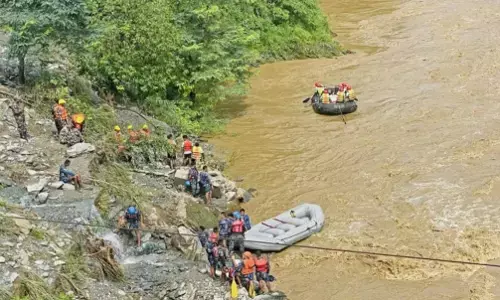 Nepal Landslide: नेपाल में लैंडस्लाइड के बाद नदी में बही दो बसें, पांच किमी तक नहीं चला पता, सर्च ऑपरेशन जारी Nepal Landslide: नेपाल में लैंडस्लाइड के बाद नदी में बही दो बसें, पांच किमी तक नहीं चला पता, सर्च ऑपरेशन जारी