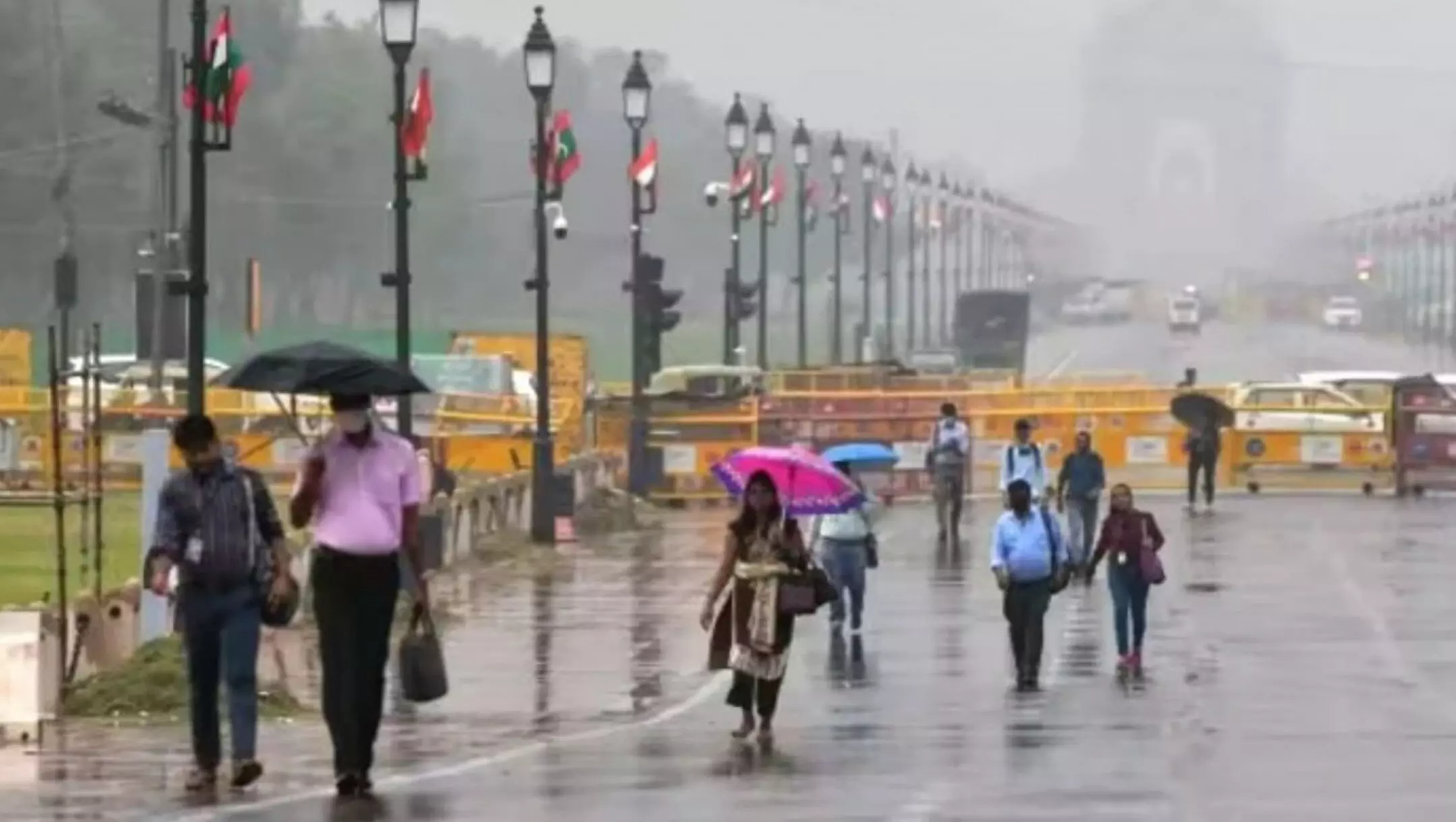 Rain Updates: दिल्ली-NCR में बारिश से मौसम हुआ सुहाना, भीषण गर्मी से मिली राहत Rain Updates: दिल्ली-NCR में बारिश से मौसम हुआ सुहाना, भीषण गर्मी से मिली राहत